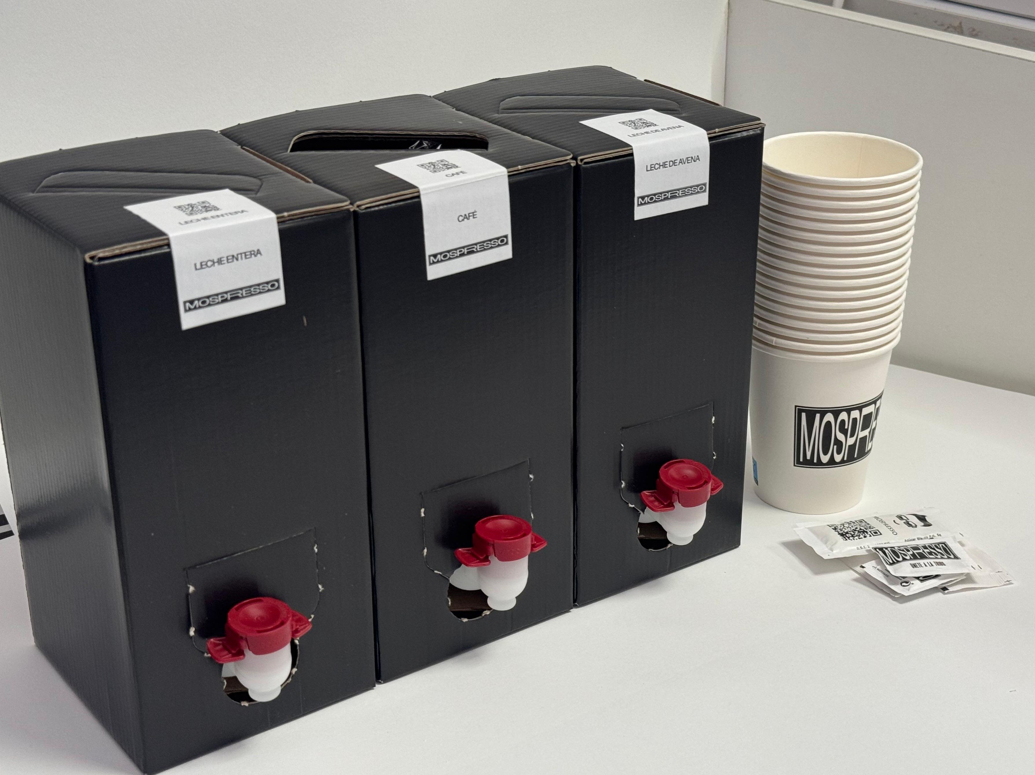 Dispensadores de café MOSPRESSO, vasos y sobres preparados para un coffee break